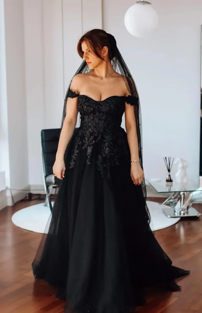 A Line Lace Gothic Black Wedding Dresses for Bride with Veil Free